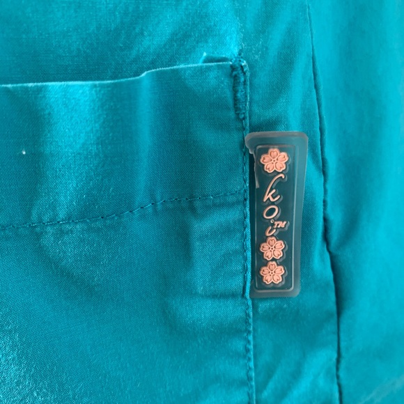 KOI SCRUB TOP - Picture 4 of 14